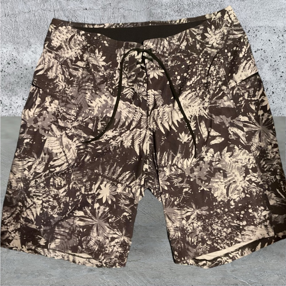 Lululemon Men’s Black Floral Swim Board Shorts Gem